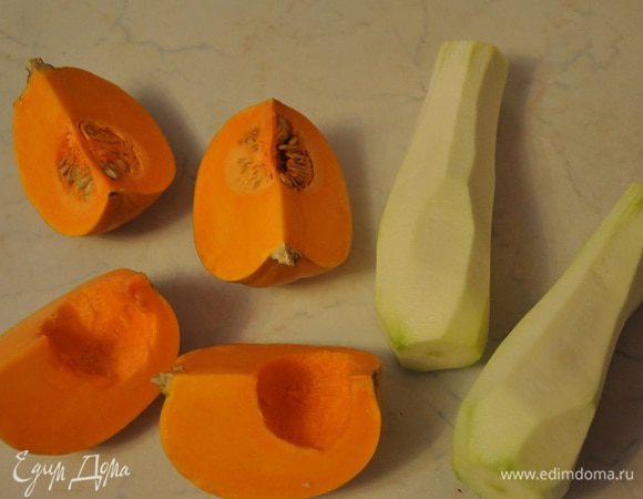 Тыкву и кабачки очистите.