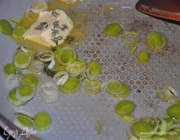 В кастрюле с толстым дном растопите сливочное масло с оливковым, спассеруйте в масле лук-порей, чеснок и тимьян. Готовьте до прозрачности лука.