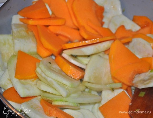 Тыкву и кабачки нарежьте крупными ломтиками, добавьте их к луку, немного обжарьте.