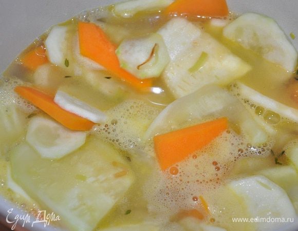 Залейте овощи водой или бульоном. Варите примерно 20 минут под закрытой крышкой на среднем огне. По готовности посолите, добавьте перец, выньте веточку тимьяна. Если хотите, оборвите листики и добавьте их в суп.