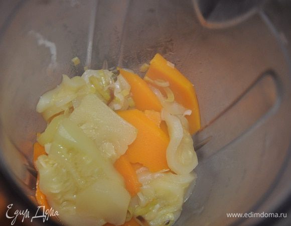 Перелейте суп в чашу блендера или комбайна и взбивайте до однородной массы.