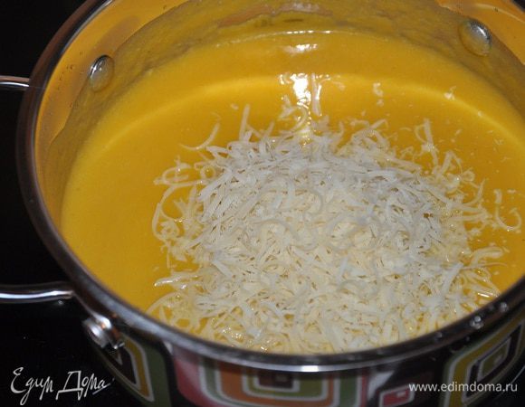 Перелейте пюре в кастрюлю, добавьте тертый сыр, перемешайте и варите еще немного на медленном огне до расплавления сыра.