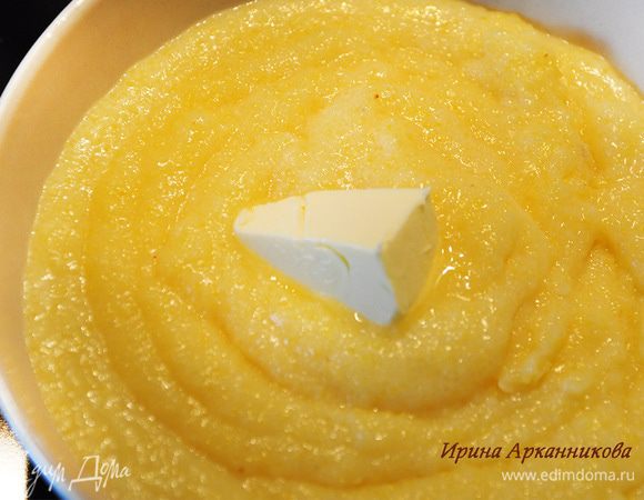 Отварить поленту на воде и молоке. Добавить сахар и масло. Выложить в форму и остудить. 