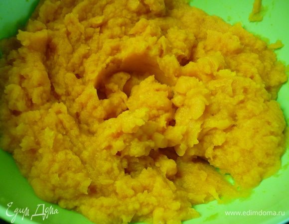 Готовим тыквенное пюре. Тыкву очищаем от семечек и кожуры, нарезаем небольшими кубиками, запекаем в рукаве в духовке минут 30, пюрируем блендером.
