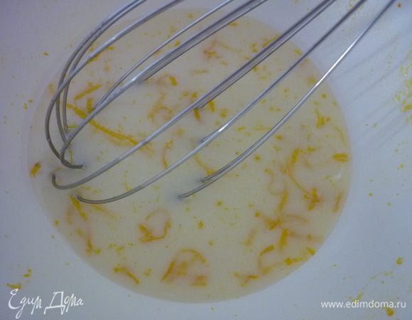 В теплом молоке разводим сахар, соль, добавляем цедру.
