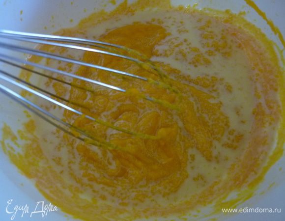 Добавляем тыквенное пюре и растопленное сливочное масло.
