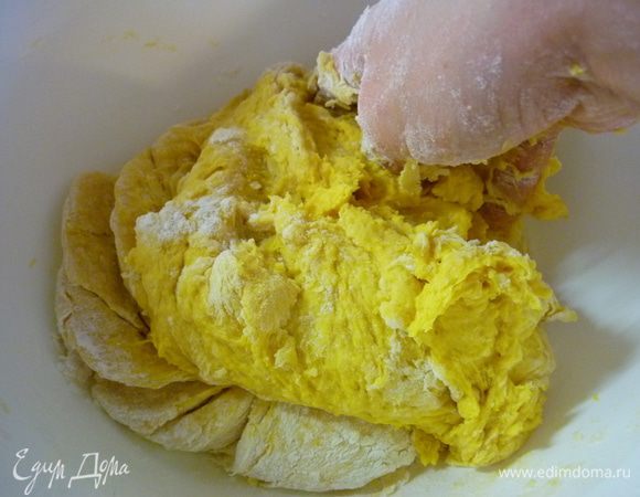 Просеиваем муку, добавляем к муке дрожжи, перемешиваем. Добавляем сухую смесь к жидкой, замешиваем тесто. Муки может уйти чуть больше или чуть меньше. Тесто должно получится гладкое, эластичное, но не тугое. 