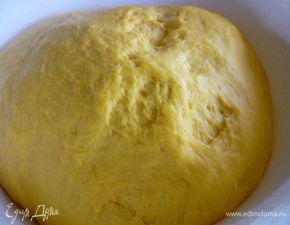Оставляем на расстойку на 2 часа. 
Готовим начинку. Натираем на терке сыр, добавляем мелко рубленный чеснок (или пропускаем через чеснокодавку). Все перемешиваем. Можно добавить 1 ст.л сметаны, чтобы смесь собиралась в комок. Я не добавляла.
