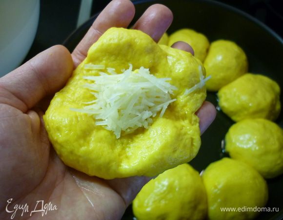 Подошедшее тесто еще раз вымешиваем. В форму для выпечки наливаем оливковое масло. Отщипываем от теста кусочки примерно по 50 грамм. Формируя лепешечку, в центр кладем 1 ч.л начинки, защипываем. Кладем в форму, обмазываем со всех сторон маслом, которое в форме, и оставляем булочку там же. Так проделываем со всем тестом. У меня в форму диаметром 26 см поместилось 14 булочек. Из остатков теста сплела косичку. Оставляем булочки на 20 минут в теплом месте, чтобы еще раз поднялись. 
