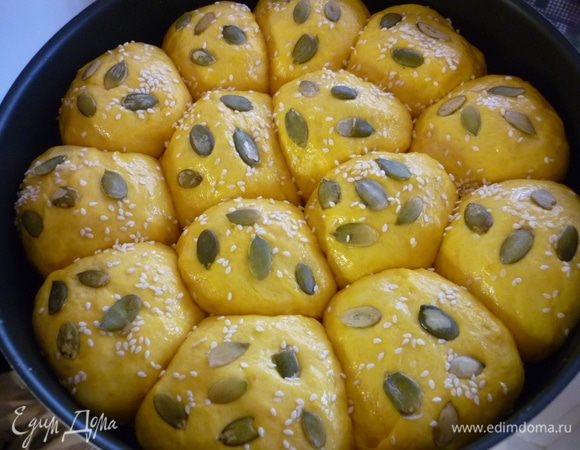 Смазываем булочки белком, посыпаем семечками кунжута и тыквы. 
Выпекаем 30 минут при 180 градусах.
Приятного аппетита!