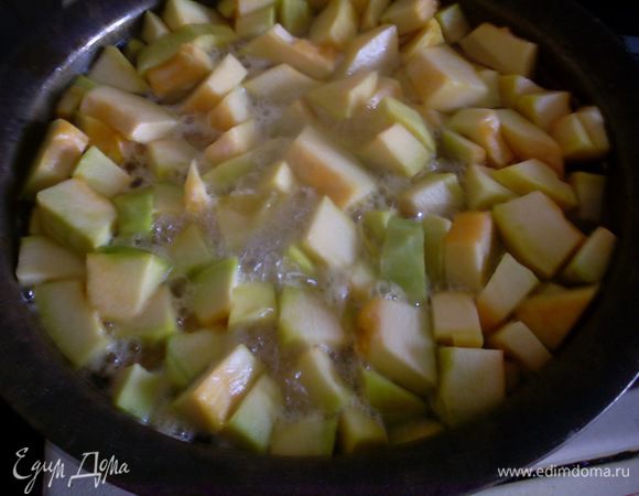 Доведите до кипения сироп из сахара и воды. Добавьте тыкву, доведите до кипения еще раз и оставьте на 6–10 часов. Вновь доведите до кипения. Процедуру повторите 3–4 раза. На последнем этапе можно добавить апельсин. 