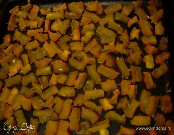 Выложите цукаты на противень. Я его ни чем не застилаю, когда цукаты подсыхают, они довольно легко отделяются от противня. Сушите около 2–3 часов в духовке с приоткрытой дверцей при самой низкой температуре. В конце цукаты покроются матовой корочкой и приобретут мармеладную консистенцию.