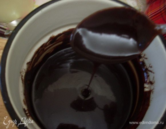 Приготовьте глазурь. Для этого смешайте все ингредиенты и варите на слабом огне 5 минут до образования однородной массы.