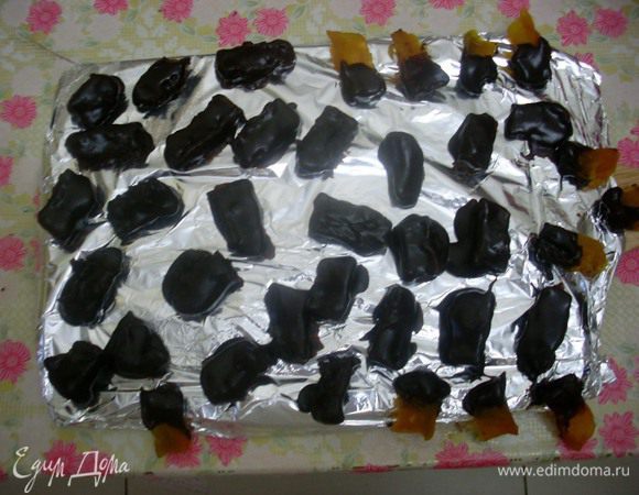 В горячую глазурь окуните цукаты и выложите на фольгу остывать. Глазурь застынет через 30 минут.