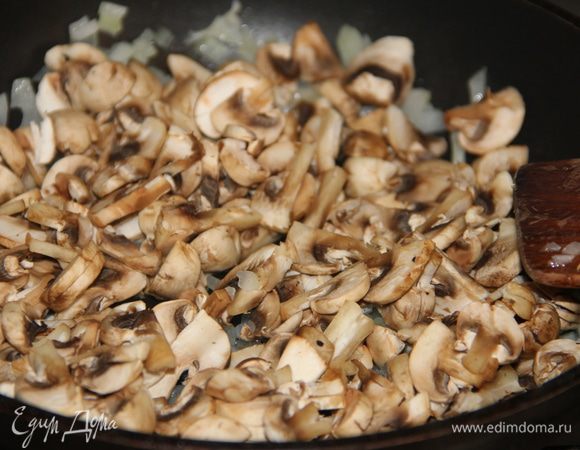 Рис отварить до полуготовности. 
На растительном масле обжарить лук, добавить к нему шампиньоны и немного потушить...