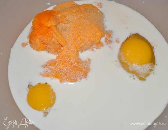 Смешиваем в миске яйцо, желток, тыквенное пюре, сахар, пряности, молоко.
