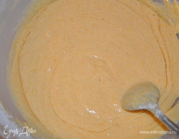 Просеиваем в миску овсяную и кукурузную муку с содой и разрыхлителем, перемешиваем тщательно до однородной массы, (до густоты сметаны),
добавляем оливковое масло и снова перемешиваем. 
