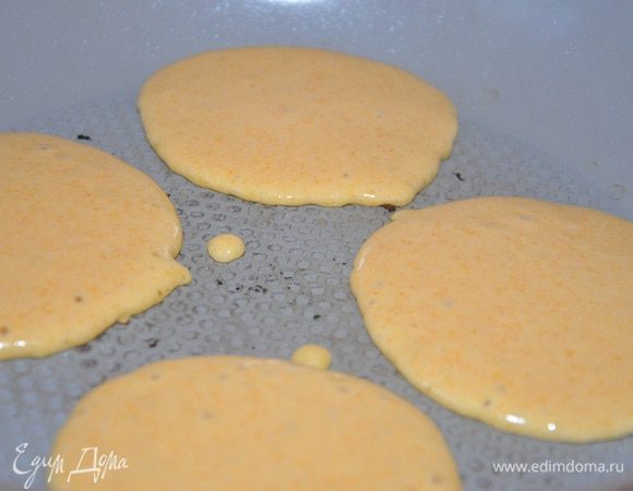 Один раз смазать сковороду маслом и больше смазывать не нужно, выпекать до румяной корочки с одной и с другой. Подавать с сиропом или вареньем, как у меня! 