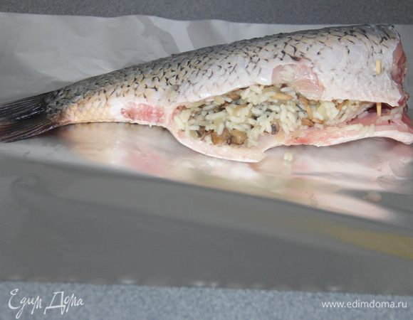 Карпа почистить, промыть и обсушить. Посолить с двух сторон.  Затем нафаршировать начинкой!