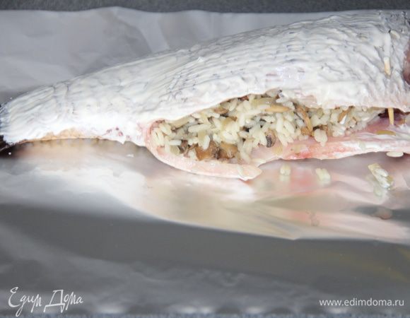 Рыбу смазать сметаной. 