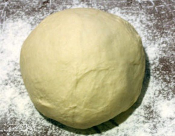 Из муки, воды, яйца и соли замесить тесто.