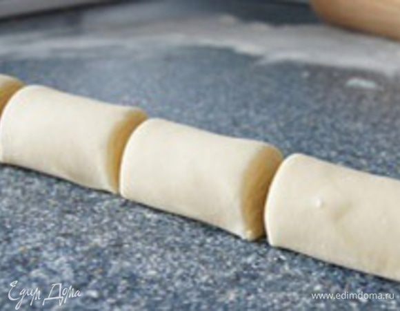 Рулетик из теста разделить на одинаковые кусочки.