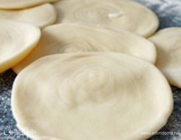 Каждый кусочек приплюснуть и раскатать в лепешку, на этот раз не экстремально тонко.