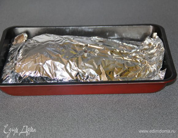 Духовой шкаф разогреть до 180 градусов. Карпа хавернуть в фольгу и выпекать примерно 1 час.