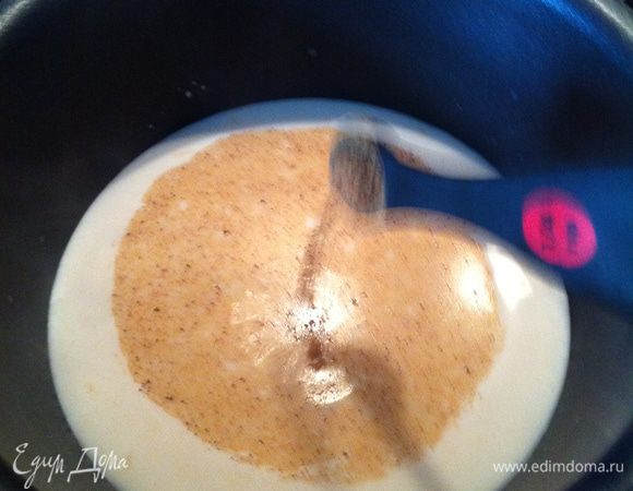 Молоко хорошо прогреваем, но не доводим до кипения. 
Снимаем с огня. Добавляем пряности и 2 ч.л. экстракта ванили.