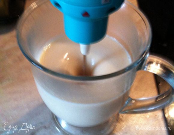 Разливаем в два больших стакана, взбиваем до образования пенки