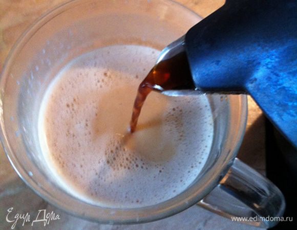 Заливаем кофе. (Можно сверху добавить взбитые сливки!)
и....
Наслаждаемся! 