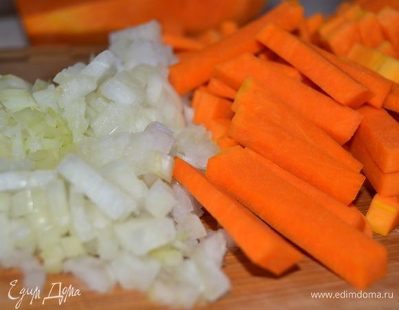 Лук измельчить,тыкву нарезать кубиками.
