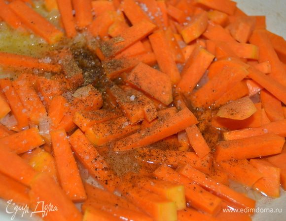 На сливочном масле слегка обжарить лук. Добавить тыкву, посолить, приправить и потушить с добавлением небольшого количества воды. Примерно 20 мин.