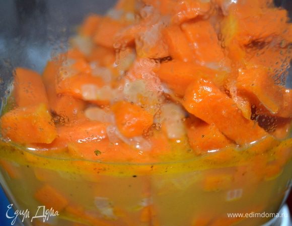 Готовую тыкву переложить в блендер и измельчить. Добавить горячее молоко. И еще раз пробить блендером.