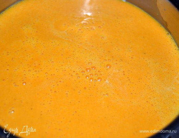 Перелить в кастрюльку и прогреть, но не доводить до кипения.