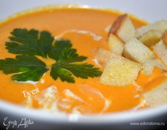 Разлить по тарелкам, добавить сухарики, приправить сметаной или жирными сливками и украсить зеленью петрушки.