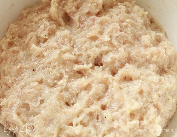 Приготовить фарш: куриное филе пропустить через мясорубку вместе с репчатым луком, добавить яйцо, сливки, овсяные хлопья, соль и молотый перец, хорошо перемешать и слегка отбить фарш, накрыть крышкой и убрать в холодильник.
