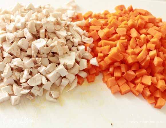 Тыкву и грибы почистить и нарезать мелким кубиком, лук-порей нарезать полукольцами