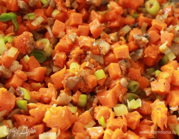 Обжарить в сковороде с растительным маслом на небольшом огне сначала грибы до испарения выделившейся жидкости, добавить тыкву и помешивая, обжарить до мягкости тыквы (кусочки тыквы должны быть мягкими, но оставаться целыми), добавить лук-порей, соль, молотый перец,измельченный чеснок, прогреть 1 минуту, выключить огонь, остудить. Делим примерно пополам, одна часть будет начинкой, а из другой приготовим соус.