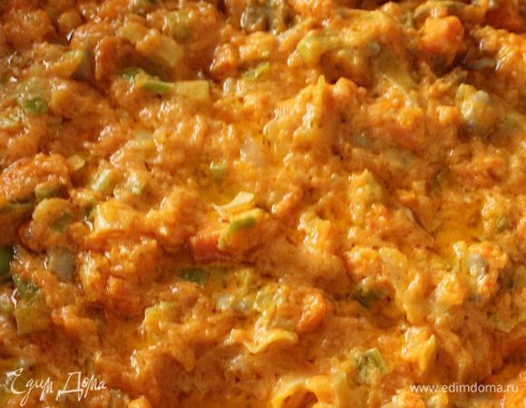 Приготовить соус: в сковороду с оставшейся начинкой налить кипяток, что бы он полностью ее покрывал, тушить под приоткрытой крышкой на маленьком огне до полного размягчения тыквы, затем добавить сливки, перемешать и прогреть 1 минуту. Если соус будет очень густой, добавьте горячей воды и, если потребуется, добавьте еще соль и перец по вкусу. По желанию соус можно дополнительно пюрировать. Я не стала этого делать, нам больше понравилось, чтобы чувствовались кусочки грибов. Приятного вам аппетита!