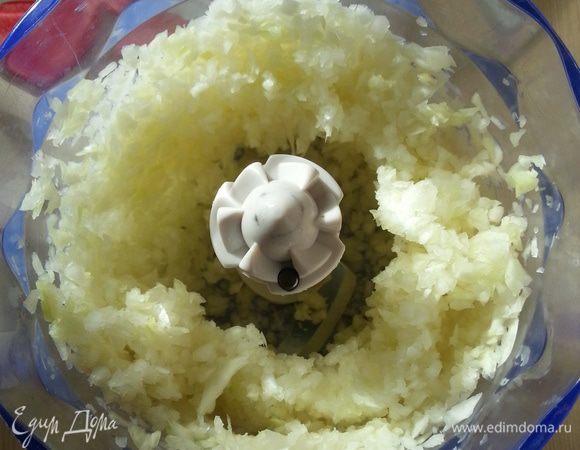 Измельчаем ее вместе с чесноком...