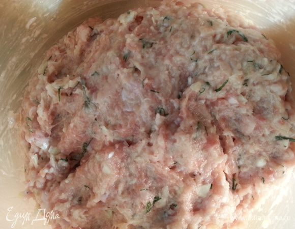 Замешиваем фарш из всех компонентов,