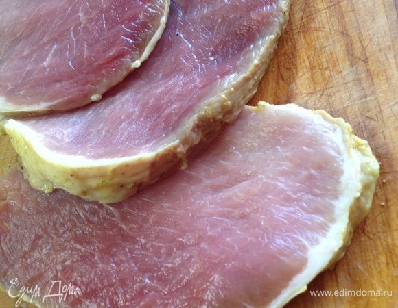 Мясо, предварительно замаринованное в маринаде из оливкового масла, лимона и тмина, нарезаем на кусочки толщиной 1 см. 