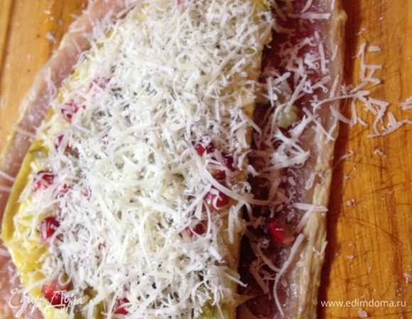 Поверх ветчины выкладываем омлет, измельченные каперсы и анчоусы, зерна граната и посыпаем все сыром Parmigiano-Regiano