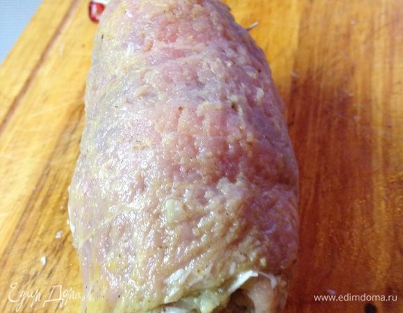 Сворачиваем все в рулет и закрепляем зубочистками или кулинарной нитью. 