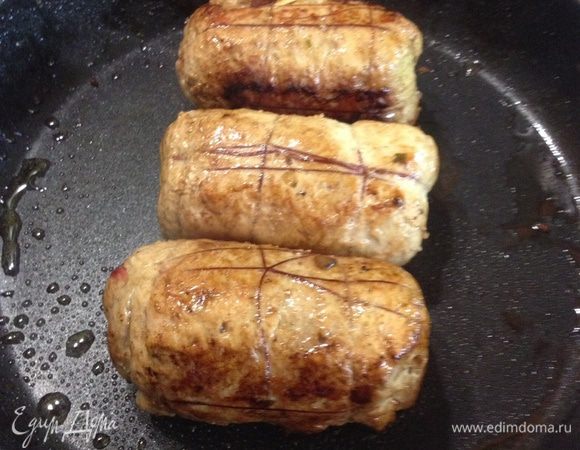 Подготовленные рулетики обжариваем со всех сторон на заранее разо гретой сковороде. 
