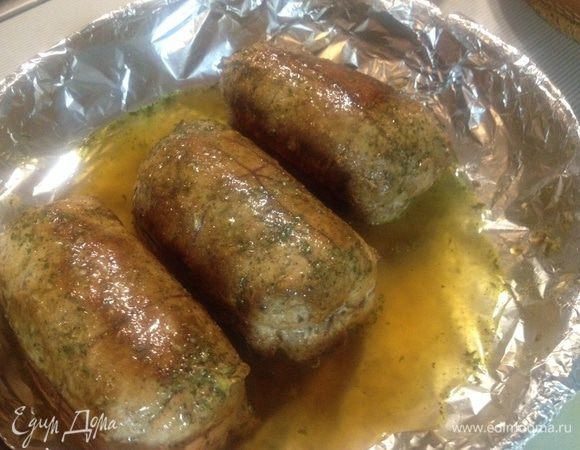 Духовку разогреваем до 220 градусов. Помещаем на 3 минут рулеты. Потом температуру уменьшаем до 180 градусов и запекаем (переварачивая и поливая бульоном) еще 15-20 минут. 