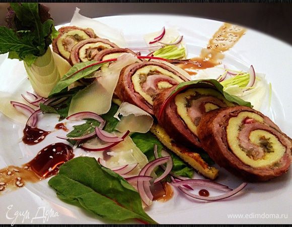 Рулеты разрезаем под углом. Выкладываем на тарелку полоски омлета с тыквой. Сверху укладываем рулет. Декорируем бальзамико кремом (делаем путем выпаривания бальзамико уксуса и меда). Семенами кунжута. Листьями свеклы и нарезанным слайсером сыром Parmigiano-Regiano. Сверху поливаем бульоном в котором готовились рулеты. 