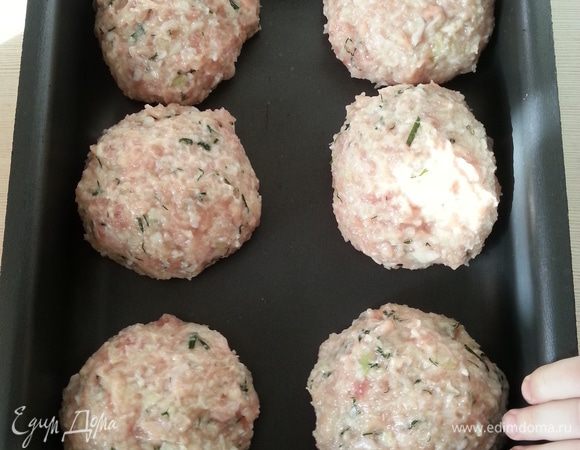 Формируем тефтели и выкладываем на противень, ничем его не смазывая. Ставим в заранее разогретую до 180С духовку на 50-60 минут, я ориентируюсь по внешнему виду, сильно зажаренные мы не делаем.