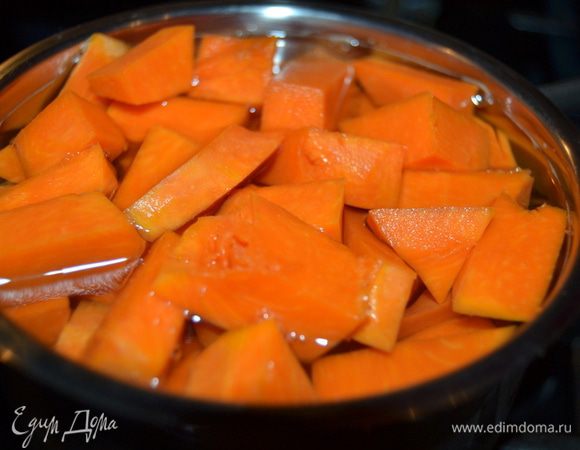 Тыкву нарезать кубиками и отварить в большом количестве воды до мягкости.Откинуть на дуршлаг и хорошо отцедить остатки жидкости.